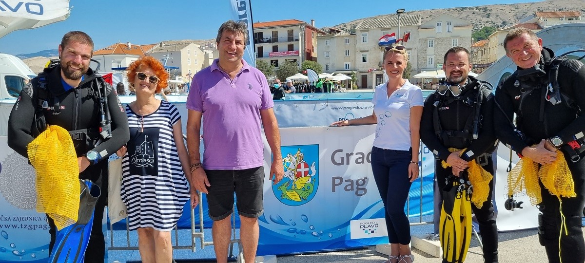 1. Pogled u plavo i Grad Pag